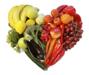Bodegón de frutas y verduras en forma de corazón
